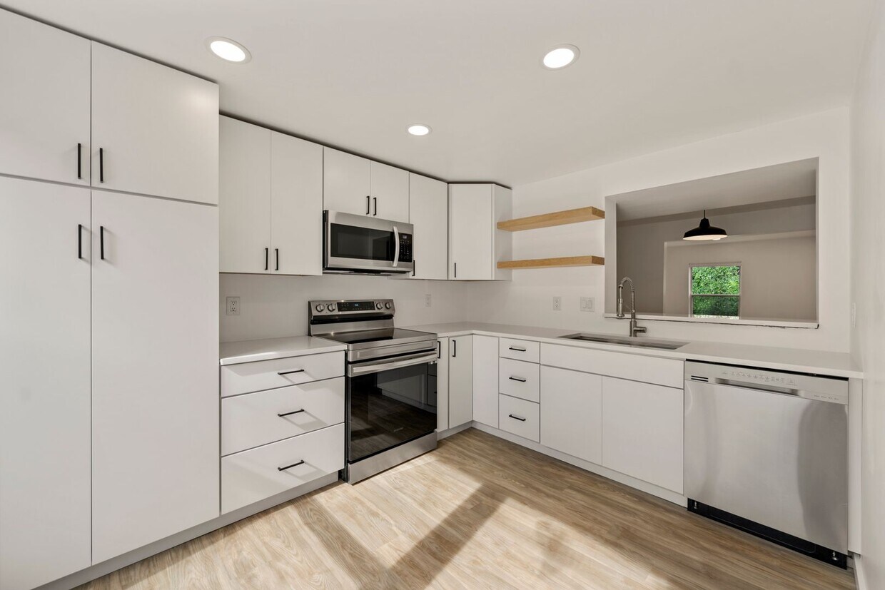 Foto principal - Gorgeous 4Bed/3.5Bath Townhome Minutes to ...