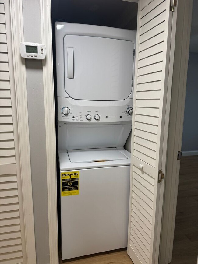 Foto del edificio - NEWLY RENOVATED 1 bed, 1 bath ground level condo!