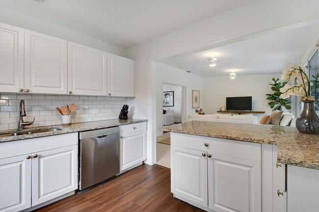 Building Photo - 210 Miramar Way