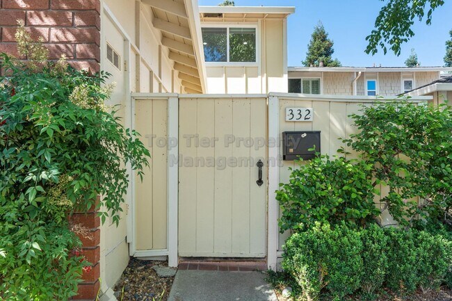 Foto del edificio - Beautifully Remodeled 3 Bed, 2.5 Bath, 1,7...