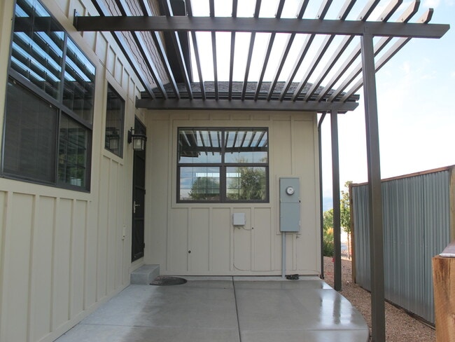 Building Photo - 1670 Wellington Ave