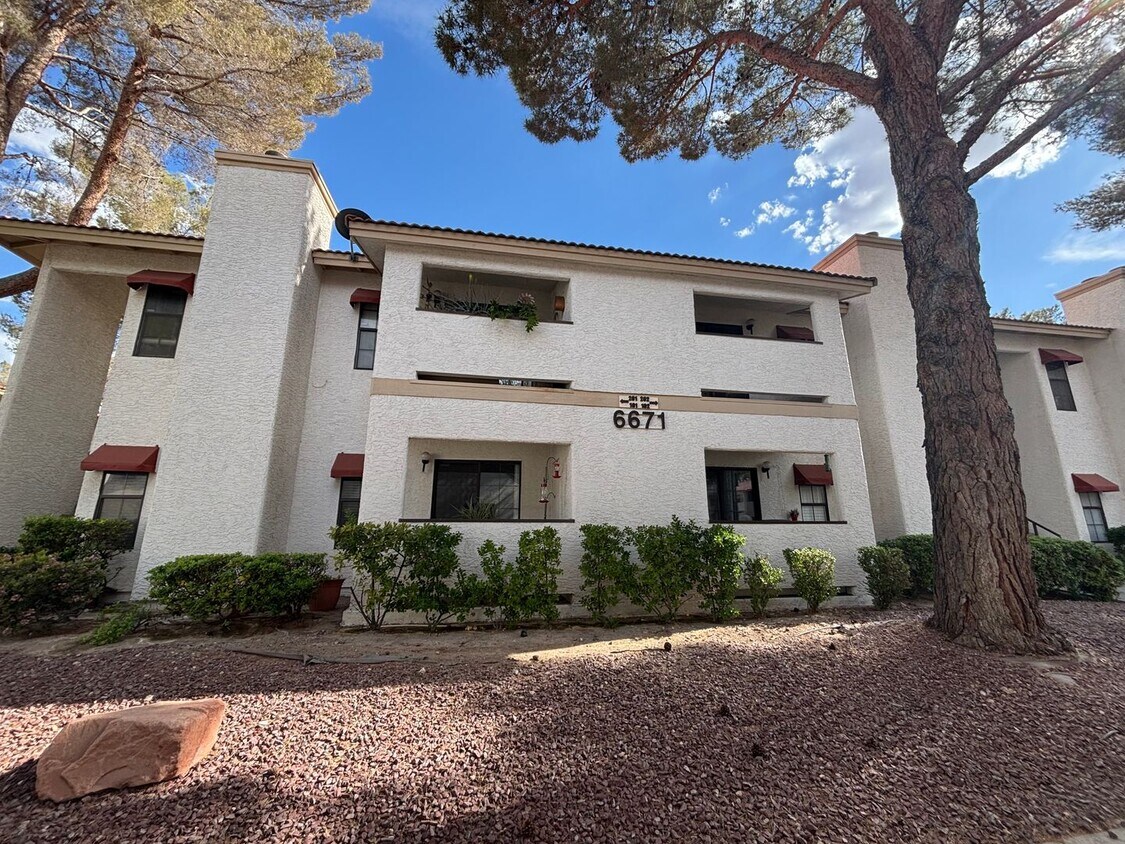 Foto principal - Gorgeous condo is a spacious 2Bed/2Bath un...