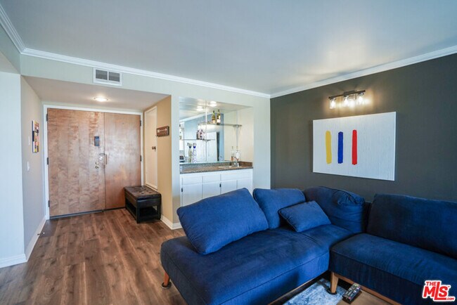 Foto del edificio - 8828 Pershing Dr