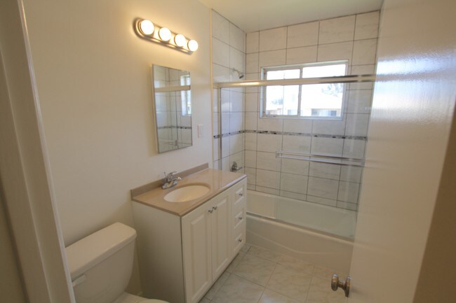 Foto del edificio - 1037 S Holt Ave