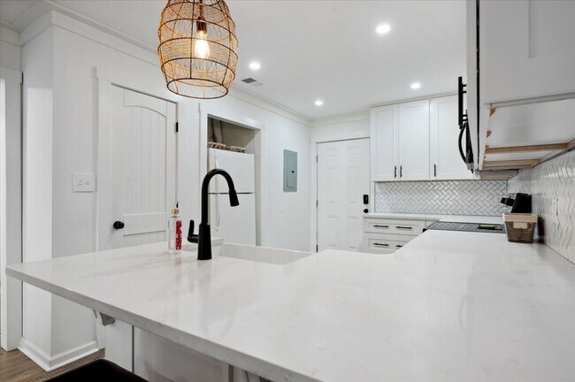 Building Photo - 207 Azalea Rd