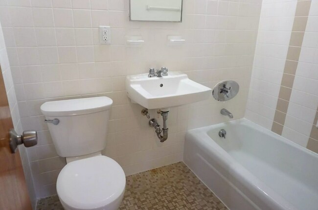 Foto del edificio - 172 N Beacon St