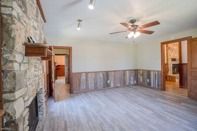 Building Photo - "Spacious 3-Bed, 3-Bath Martindale Gem with Elegant Granite Touches – 3,240 Sq Ft of Comfort!"