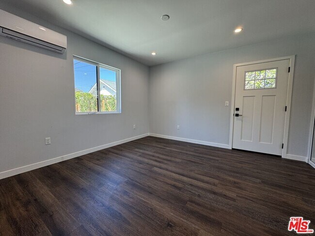 Foto del edificio - 3121 Oakhurst Ave