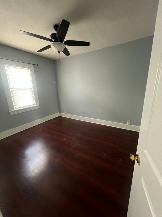 Foto del edificio - 2BEDROOM 1 BATH FULL BASEMENT CLOSE TO EVE...