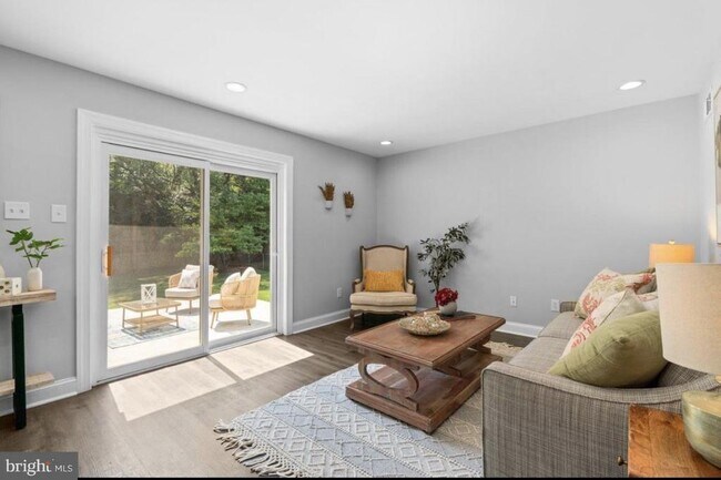 Foto del edificio - 9802 Cherry Tree Ln