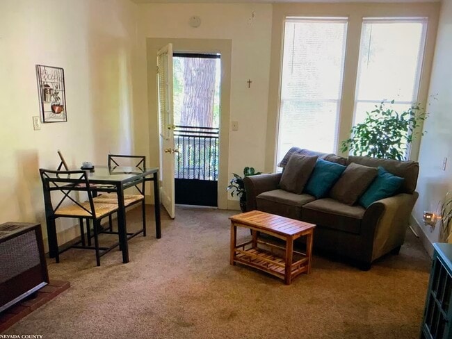 Livingroom - 429 South Auburn