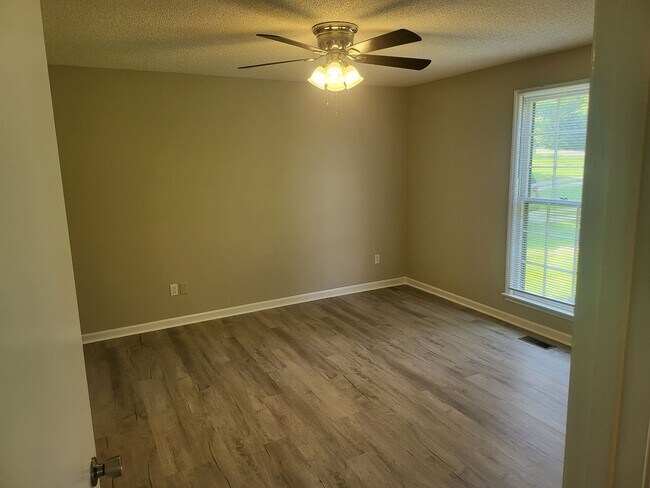 Building Photo - Nice brick ranch 4 bedroom 2 bath in Hermi...