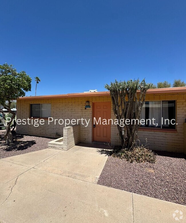 Building Photo - 826-828 E Holaway Dr