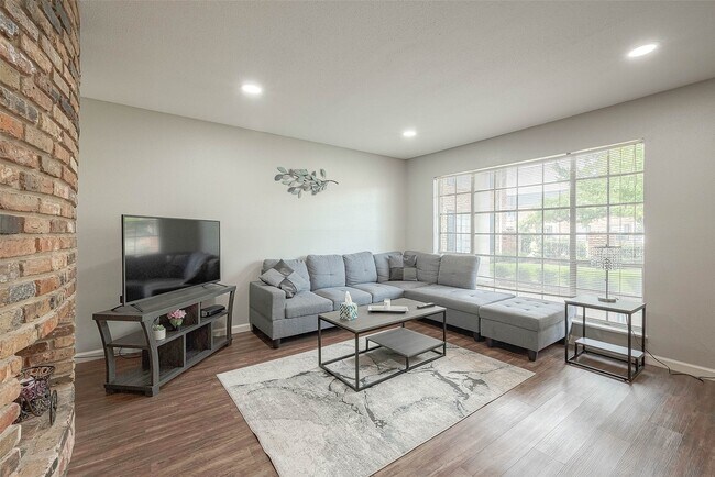 Foto del edificio - 2121 Fountain View Dr