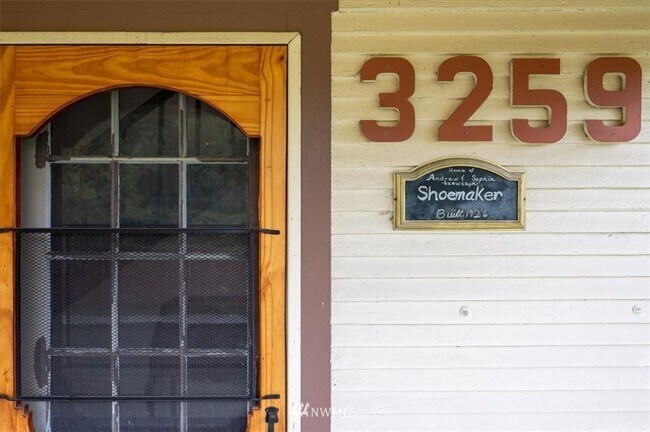 Foto del edificio - 3 Bedroom 1800 sq ft Cute Farm House with Acreage for Animals/Livestock