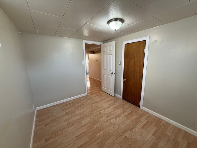 Building Photo - Two bedrooms, one quarter bathroom home, pet friendly, central air!