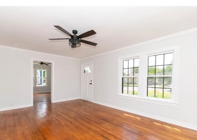 Foto del edificio - 1214 Logan Ave