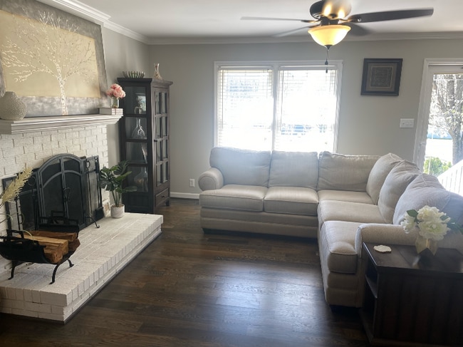 Building Photo - 2018 Valley Dr