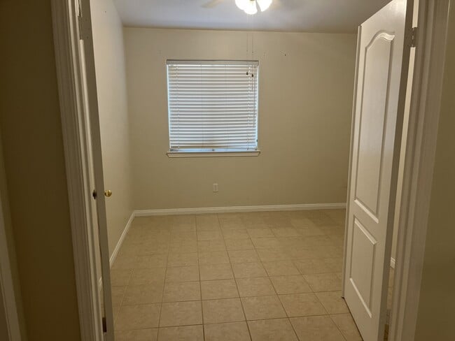 Building Photo - 10409 Heather Valley Dr