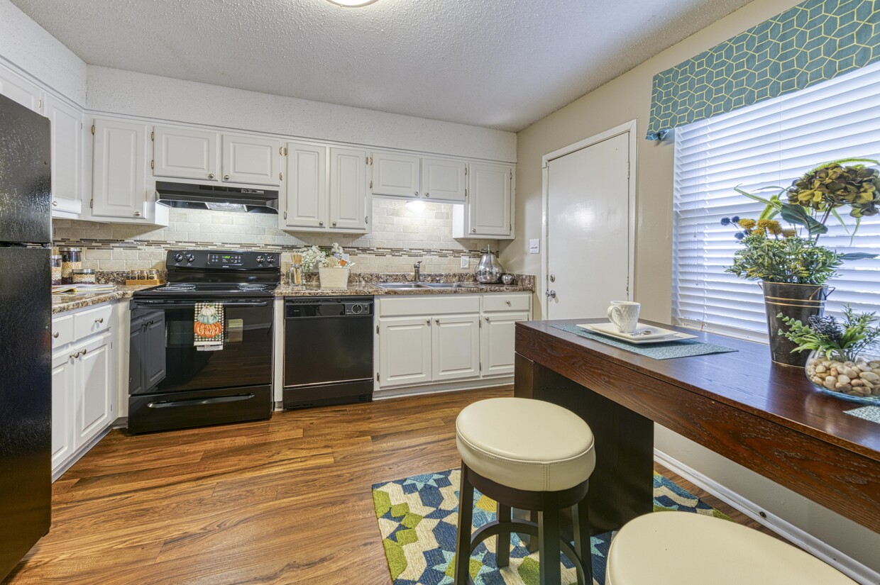 Cocina con gabinetes de color blanco & Pisos estilo madera - Ascent Jones Valley