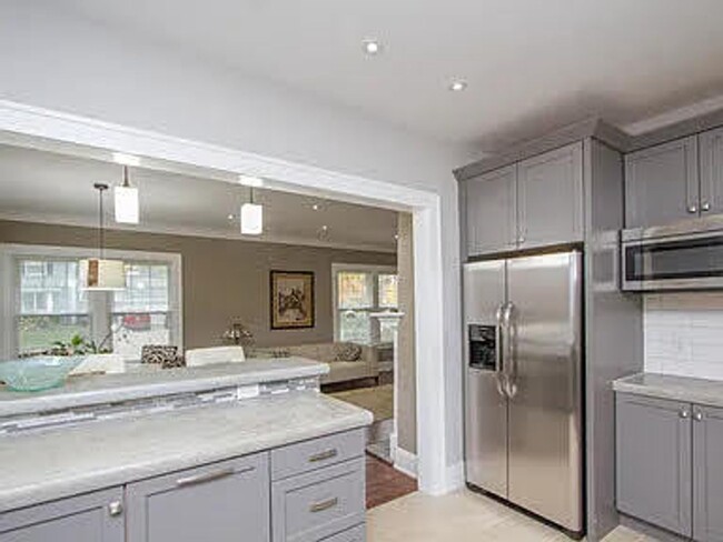 Building Photo - Large home in a convenient location