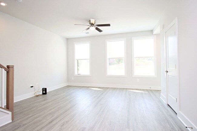 Building Photo - Pet-Friendly Brookhill Commons Townhome-Style Condo