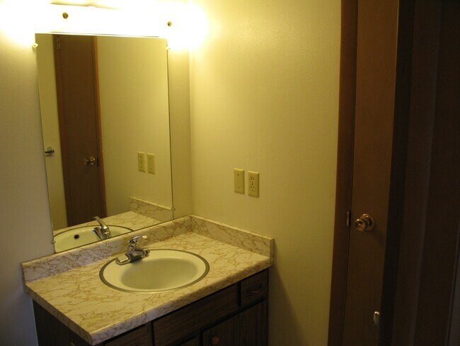 Baño completo (no es la unidad real) - 209 Lake St