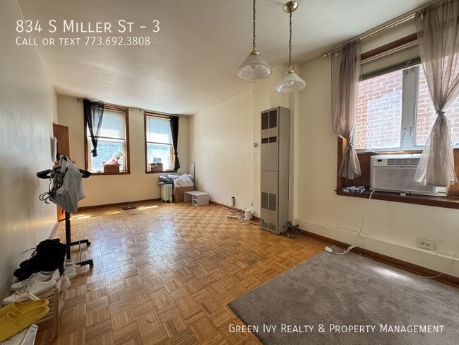 Building Photo - Sunny Top Floor 2 Bed 1 Bath Steps from UIC