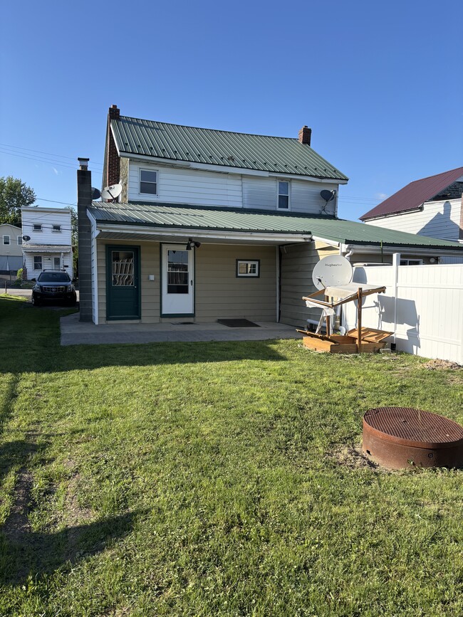 Backyard with privacy fence - 418 Furnace St