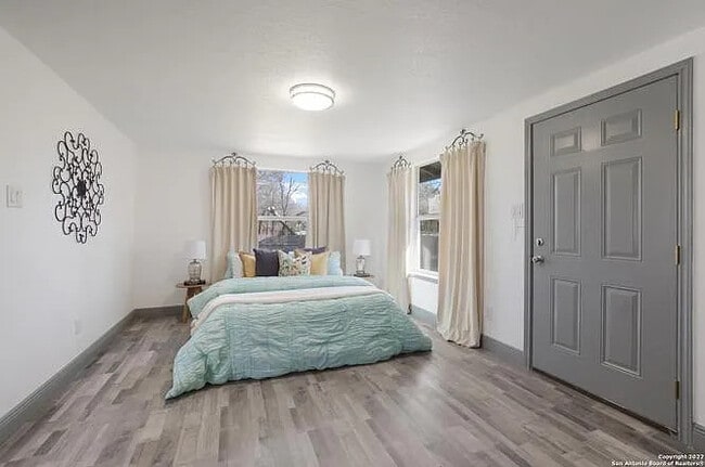 Building Photo - 2514 Valencia