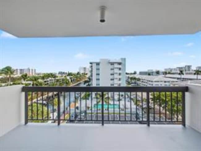 Building Photo - 4800 Bayview Dr