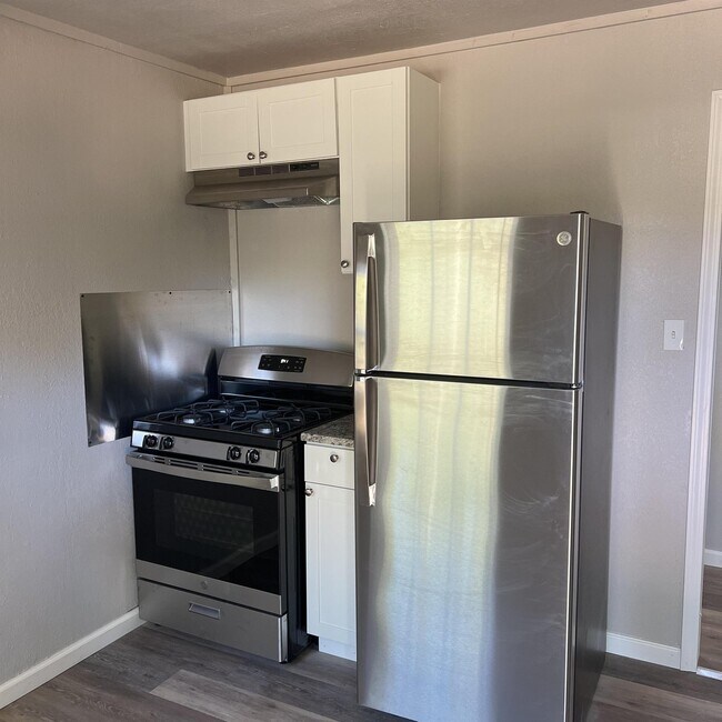 Building Photo - 525 E Ute St