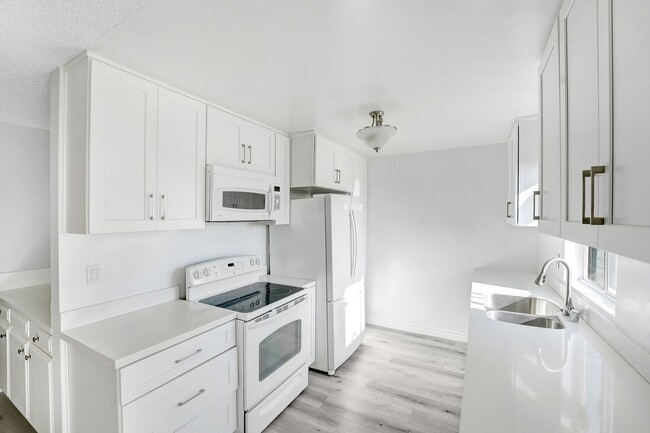 Building Photo - 12246 Montana Ave