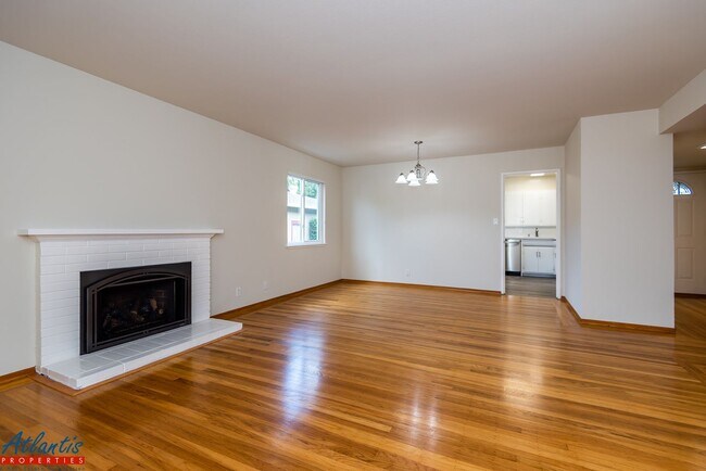 Building Photo - Beautiful Home | Tastefully Updated | Central A/C