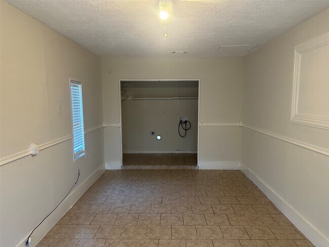 Foto del edificio - 9301 Chesterfield Dr