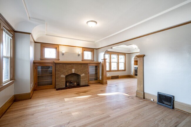 Building Photo - Spacious 2 Bedroom Lower Duplex in West Allis