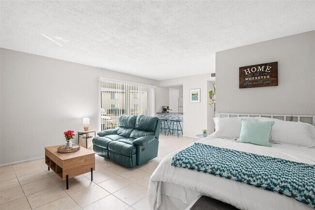 Foto del edificio - 4215 E Bay Dr