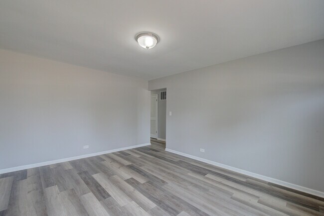 Building Photo - 405 Woodland Dr