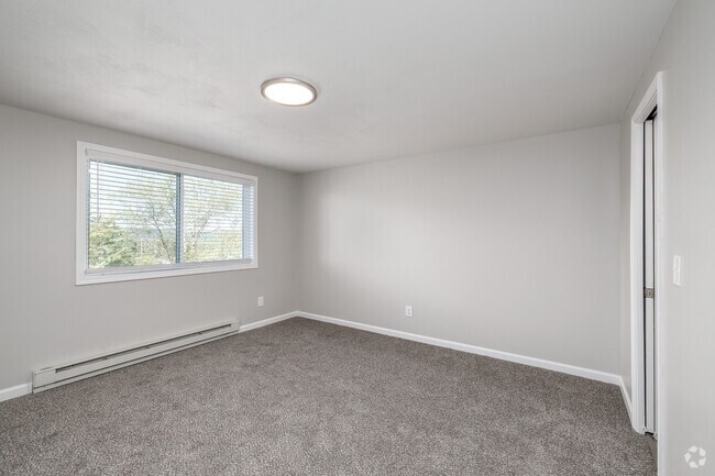 2BR, 1BA - 850SF - Primary Bedroom - Clarendon Heights