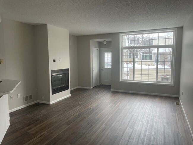Building Photo - 15353 Greenhaven Ln