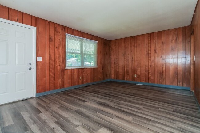 Building Photo - Brick 3 Bedroom with Fenced Yard