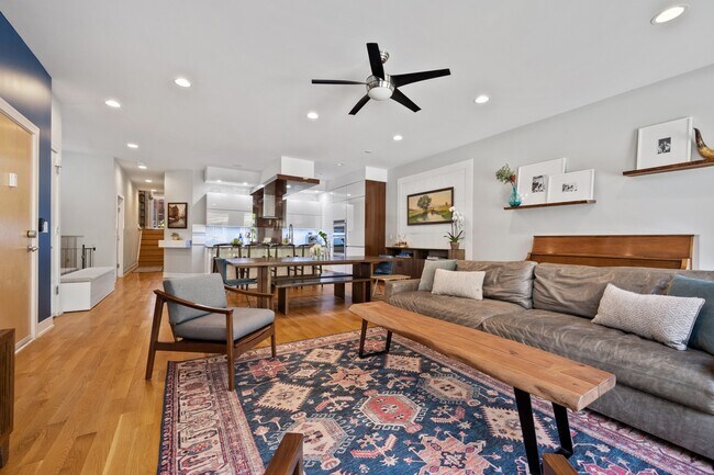 Building Photo - 1014 N Larrabee St