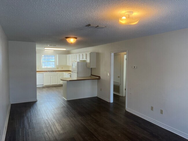 Foto del edificio - 2 Bed 1 Bath Duplex