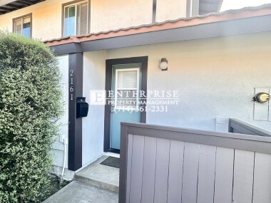 Foto del edificio - Luxury Living Made Easy: Your Tustin 2-Bedroom Condo Awaits with a Pool and Tennis Courts