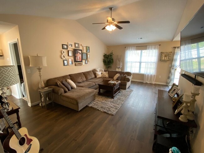 Building Photo - Moore - Cute 3BR/2BA with Oversized Garage...