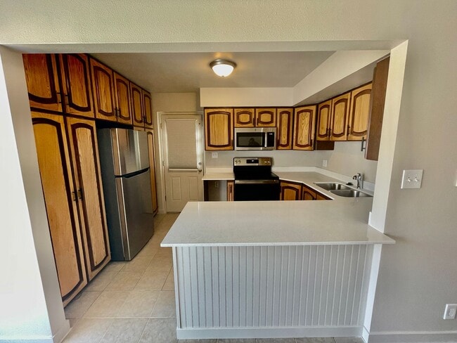 Building Photo - Fully Remodeled 3-BR, 3-BA Townhome with K...