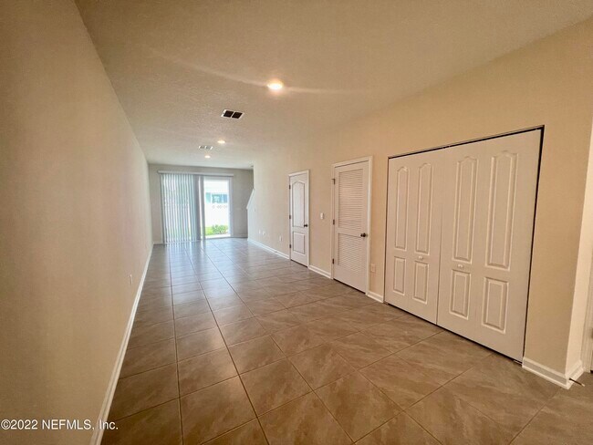Building Photo - 545 Big Tree Way