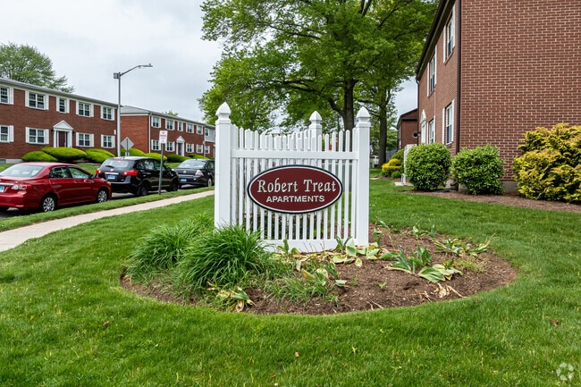 Building Photo - Robert Treat Apartments