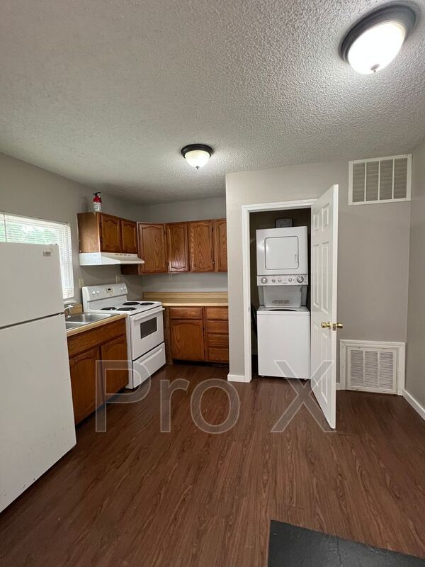 Building Photo - 1116 S Elm St