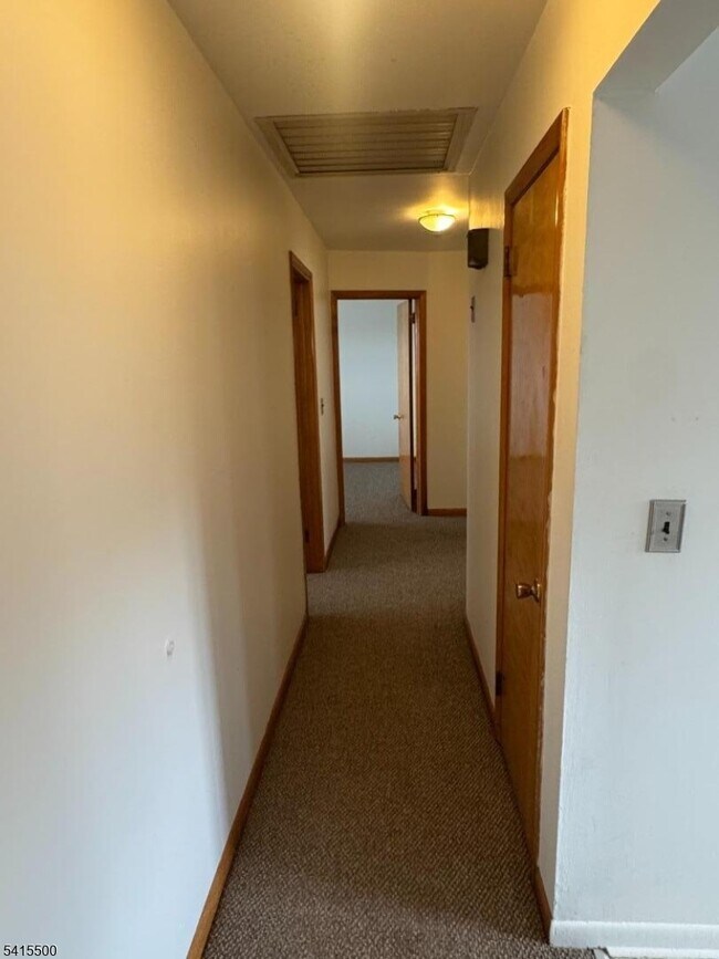 Foto del edificio - 83 Maple Ave